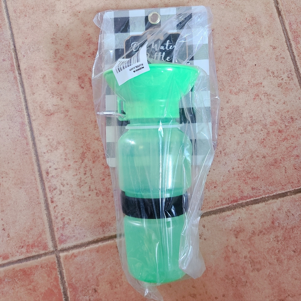 👀50% OFF - NWT‼️ Woof brand Sqeeze Travel Dog Water Bottle